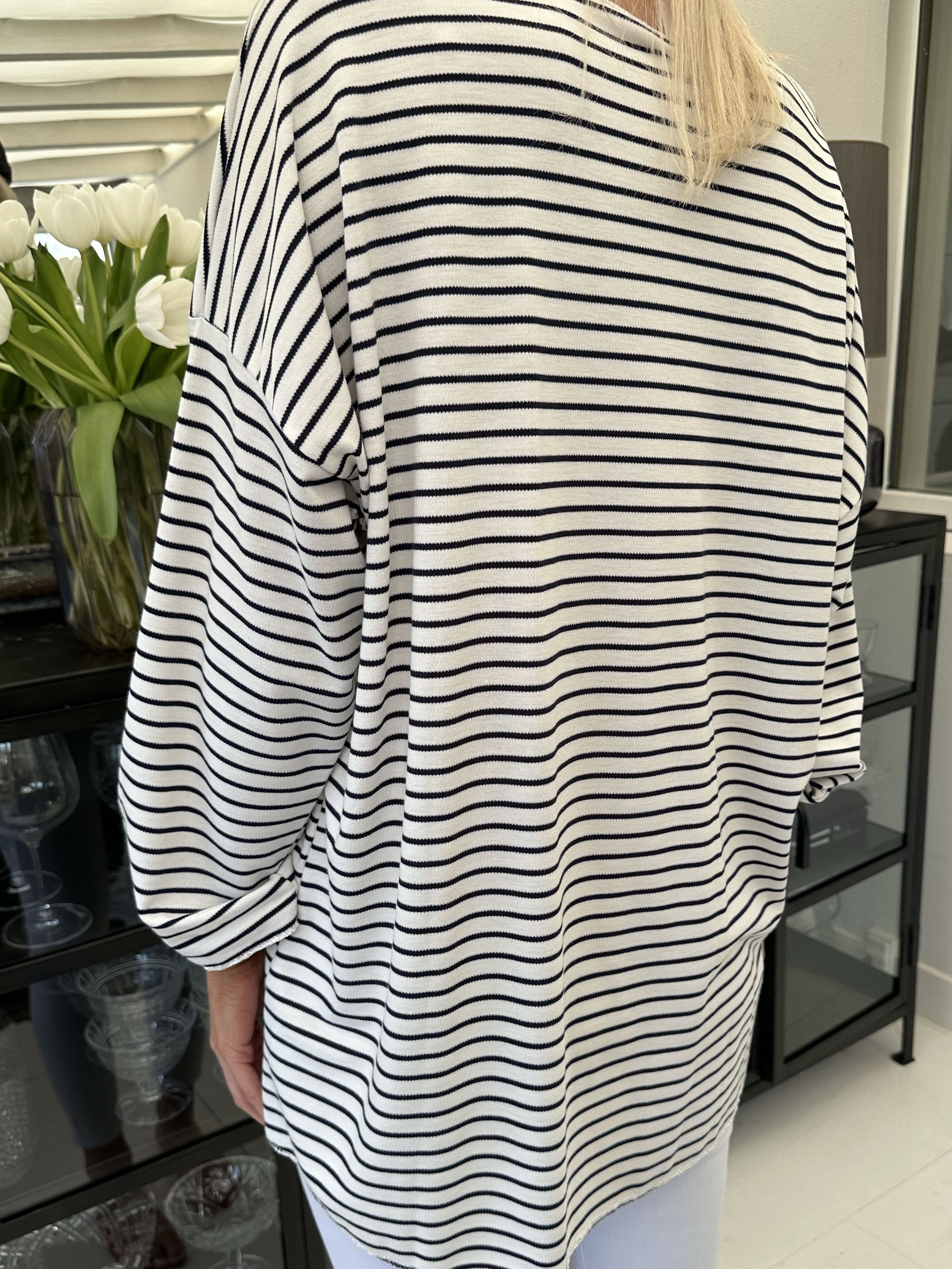 Stripe - Hvid blød bluse med tynde striber